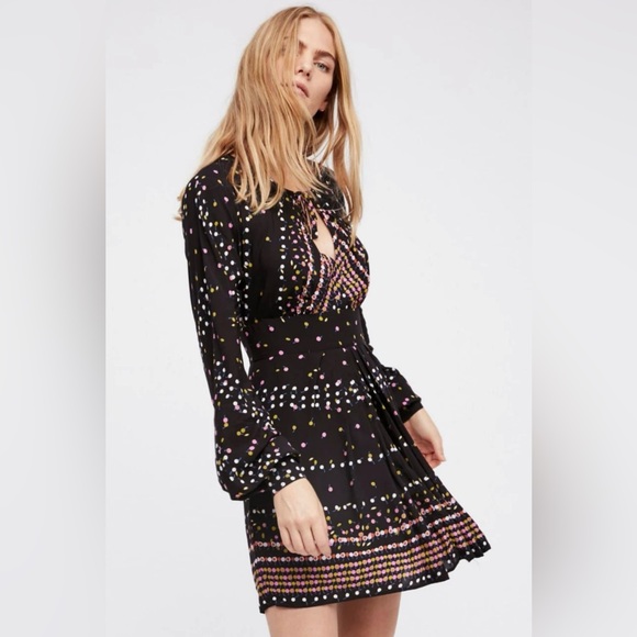 Free People Dresses & Skirts - Free People Coryn Mini Dress Black Printed Open Back Long Sleeve Size 2